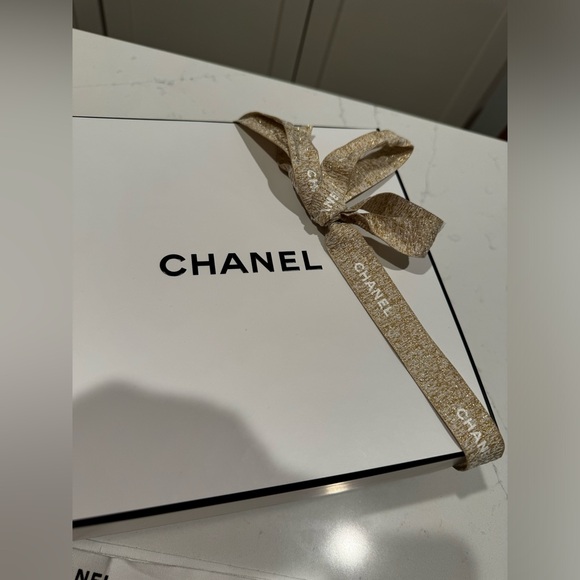 Chanel gift box ๐ with three different colored ribbons! ๐ - Picture 4 of 7